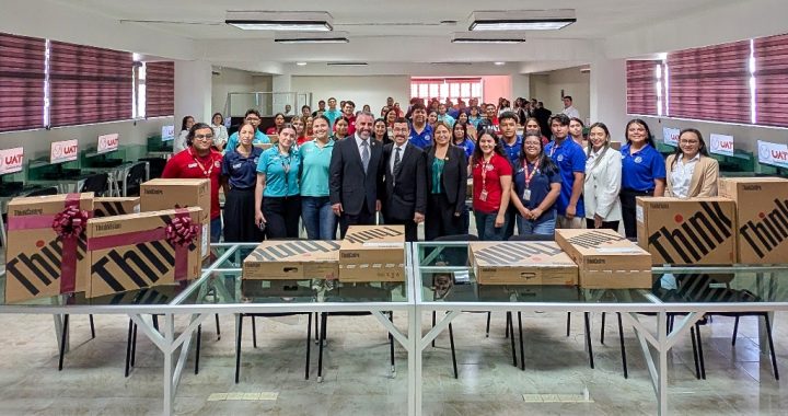Equipa rector de la UAT centros de cómputo en Reynosa y Valle Hermoso