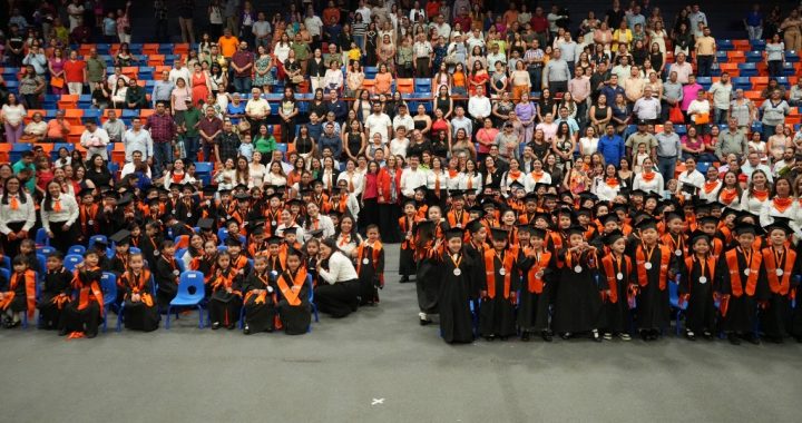 El rector Dámaso Anaya y la Lic. Isolda Rendón presiden graduación de CENDIS de la UAT