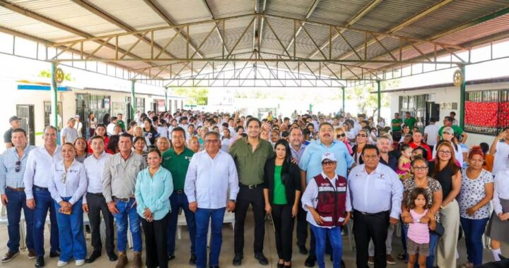 Inauguraron Alcalde Carlos Peña Ortiz, Alumnos, Maestros y padres de familia un aula educativa