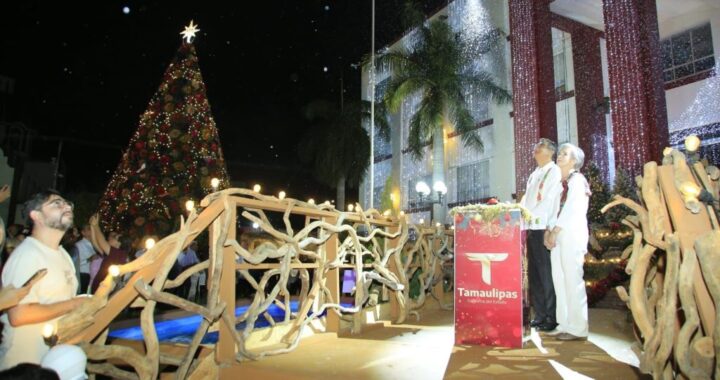 Encabezan Américo y María desfile navideño y el tradicional encendido del pino