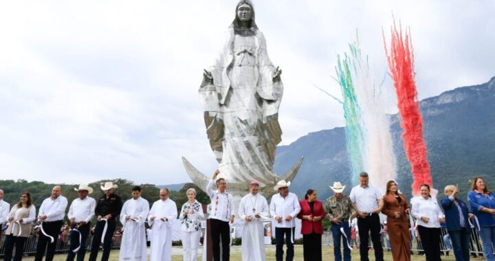 Entregan Américo y María escultura monumental de la Virgen de la Misericordia en El Chorrito