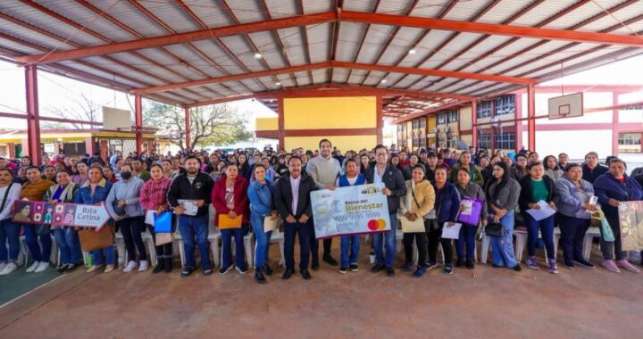 Becas Rita Cetina impulsa a estudiantes de secundaria en Villa Florida