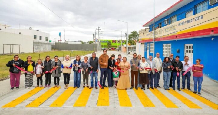 Inauguraron vecinos y Alcalde pavimentación de la calle Níquel en Villas de Esmeralda