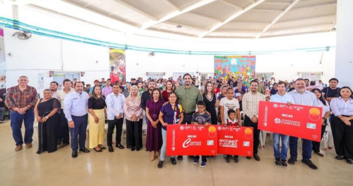 Entregaron Carlos Peña Ortiz y Alejandra Yelitza Garza Tarjetas de Becas DIF 2026