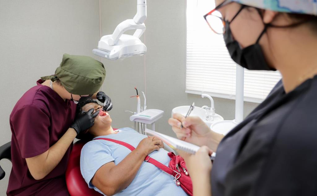 UAT y Gobierno de Tampico logran más de mil sonrisas con jornadas dentales gratuitas