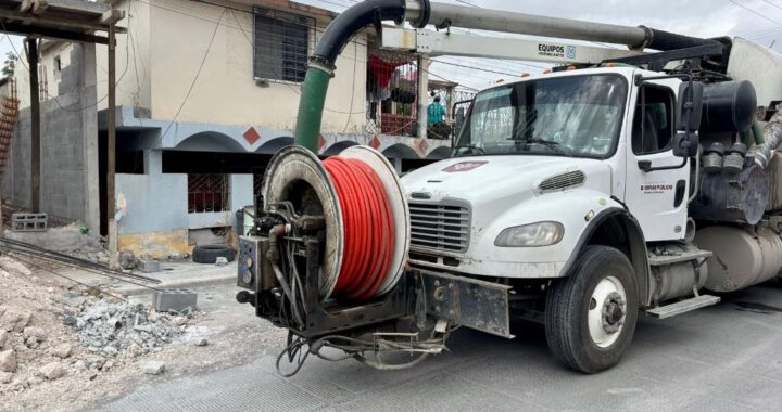 Coordina Carlos Peña Ortiz desazolve de red sanitaria con equipos de Obras Públicas