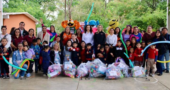 Entrega UAT juguetes a niñas y niños con la jornada “Alegrando Corazones”