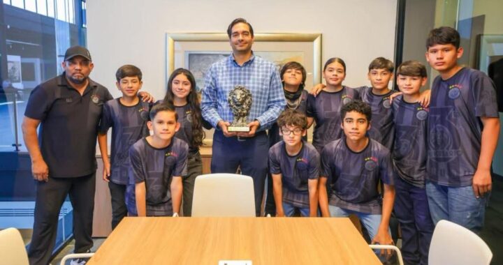 Reafirmó Carlos Peña Ortiz al equipo Leones Negros su compromiso con el deporte