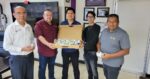Contribuyen egresados de la UPV a la formación técnica mediante donación de material electroneumático