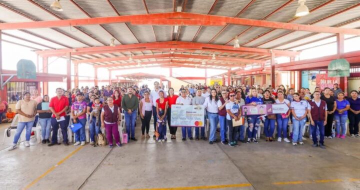 Entregó Carlos Peña Ortiz Becas Rita Cetina en primaria de Jarachina Sur