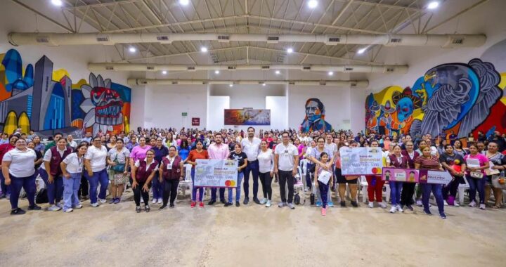 Encabezó Carlos Peña Ortiz entrega de tarjetas de Beca Rita Cetina