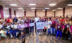 Entregó Carlos Peña Ortiz tarjetas de Beca Rita Cetina con Alexander Alan Bolaños Tinoco, Coordinador del Programa