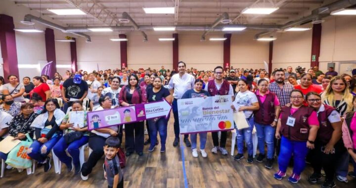 Entregó Carlos Peña Ortiz tarjetas de Beca Rita Cetina con Alexander Alan Bolaños Tinoco, Coordinador del Programa