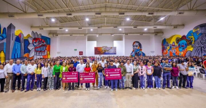 Entregó Carlos Peña Ortiz Tarjetas de Becas Universitarias a estudiantes de Reynosa