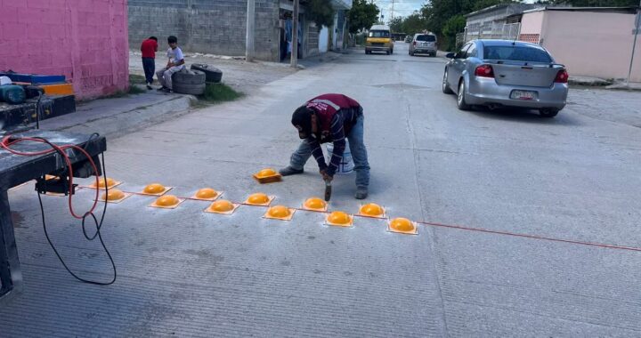 Mejora Gobierno de Carlos Peña Ortiz seguridad vial con instalación de boyas de tráfico