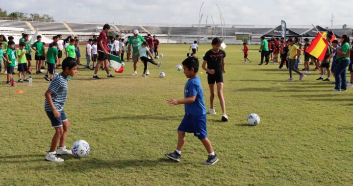 Fomentan práctica del fútbol en Campamento de Verano del Polideportivo