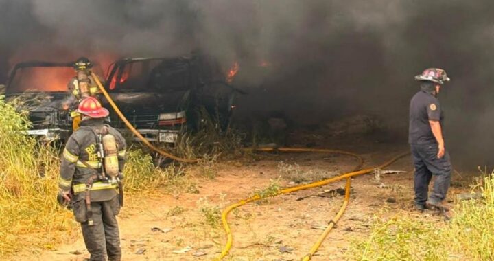 Atendió Protección Civil y Bomberos incendio en corralón de vehículos