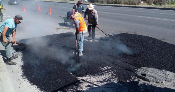 Da seguimiento Municipio a reparación de baches en carretera a Río Bravo