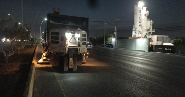 Realiza Servicios Públicos barrido nocturno de avenidas principales