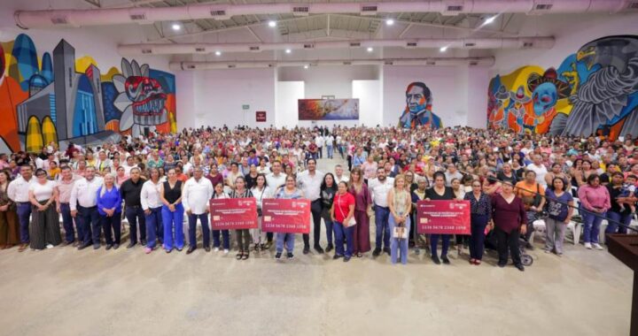 Entregó Carlos Peña Ortiz apoyos de «Mamá Luchona», acompañado por la Senadora Maki Esther Ortiz Domínguez