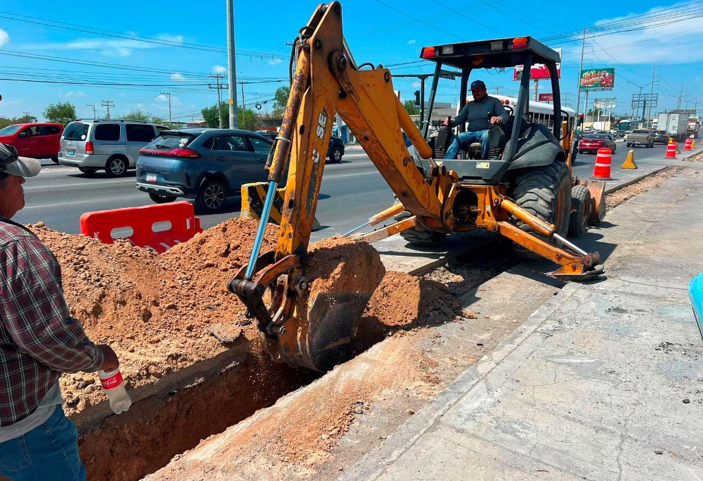 Continúa sustitución de tubería de agua potable en carretera Reynosa-Monterrey