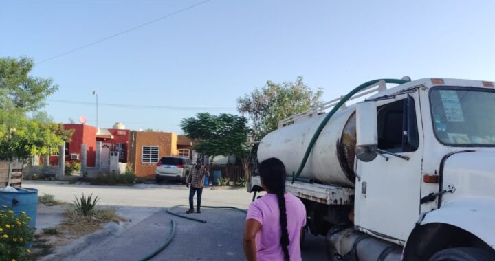 Abastecen de agua potable a familias por temporada de extremo calor en Reynosa