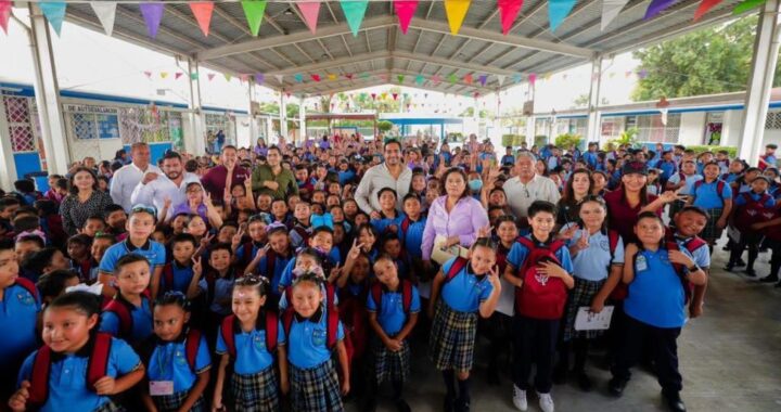 Entregó Carlos Peña Ortiz más de 500 mochilas con kits escolares en la primaria Iztaccíhuatl