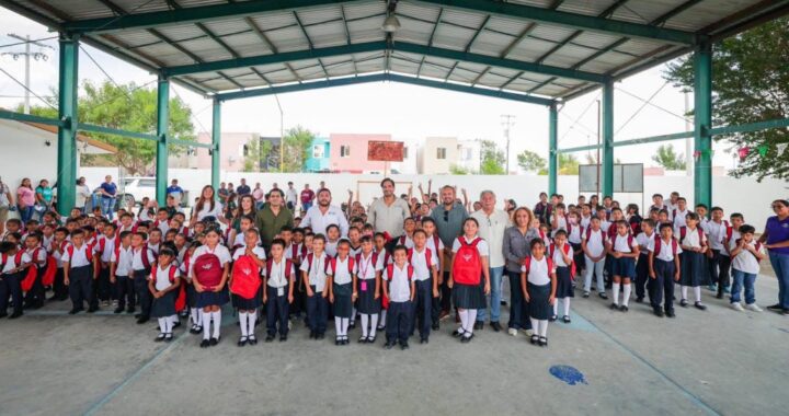 Entregó Carlos Peña Ortiz mochilas a estudiantes de la Primaria Lucio Blanco en Pirámides