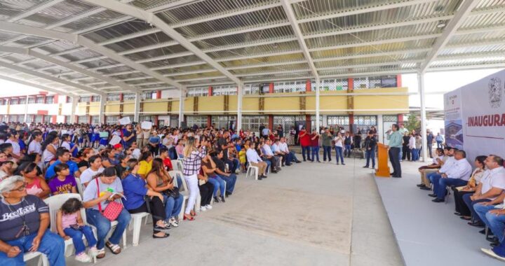 El Alcalde si cumple! Reconocen alumnos de la Secundaria 15 a Carlos Peña Ortiz por techumbre