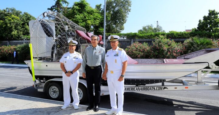 Entrega Américo aerodeslizador a la SEMAR para labores de vigilancia y rescate